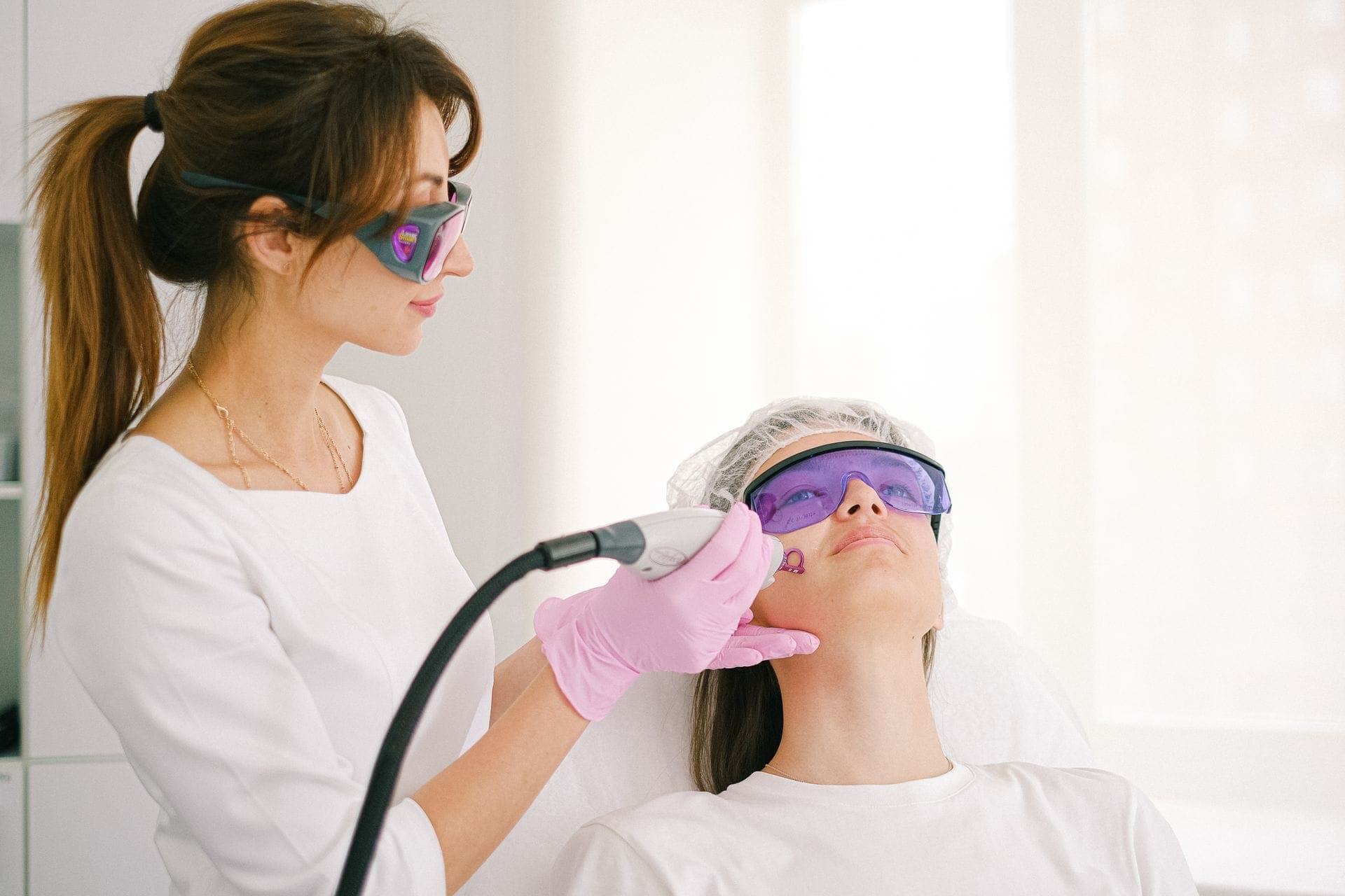 Laseroterapia frakcyjna, zabieg w Velora Clinic